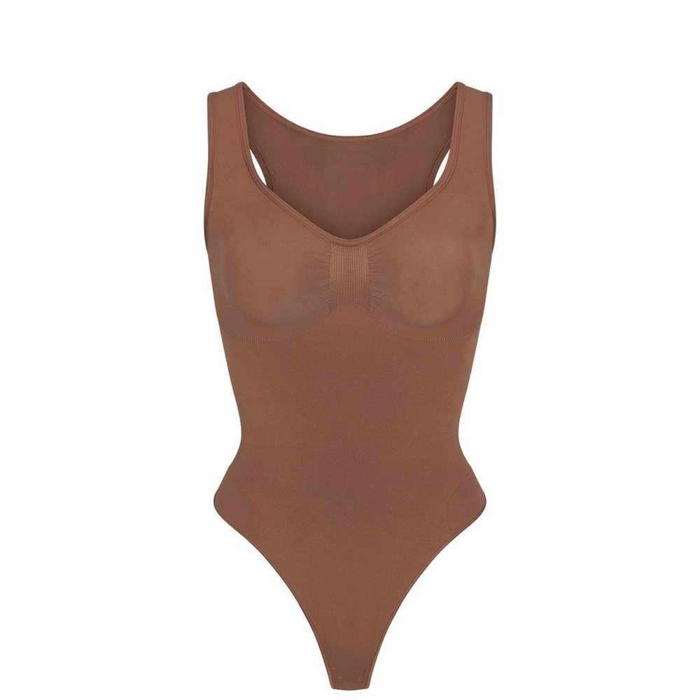 SKIMS SEAMLESS SCULPT SCOOP NECK THONG BODYSUIT in Jasper Brown